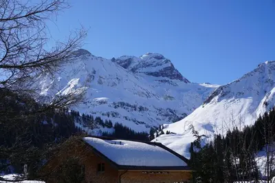 Ein allgemeiner Bergblick oder ein Berglick von des Ferienhauses aus