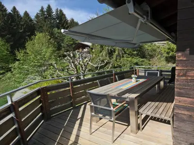 Ein Balkon oder eine Terrasse in der Unterkunft Chalet in Vorarlberg nahe Skipisten