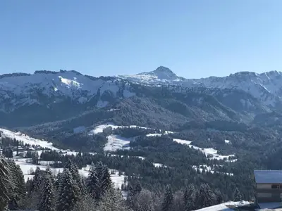 Ein allgemeiner Bergblick oder ein Berglick von des Ferienhauses aus