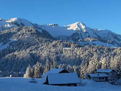 Ein allgemeiner Bergblick oder ein Berglick von des Chalets aus