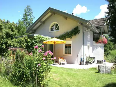 Ein Garten an der Unterkunft Wohnung in Vandans am Golm-Skilift