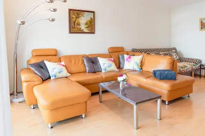Ein Sitzbereich in der Unterkunft Coraline -Koblach, 6-10 P, 3 Schlafzimmer, Küche, riesige Terrasse, Parkplatz, WiFi, Stellplatz Ski