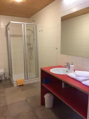 Ein Badezimmer in der Unterkunft Wäldermetzge Hüttenzimmer und Wohnungen