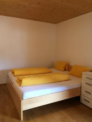 Ein Bett oder Betten in einem Zimmer der Unterkunft Wäldermetzge Hüttenzimmer und Wohnungen