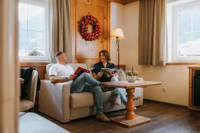 Ein Sitzbereich in der Unterkunft Anthony´s Alpin Hotel Garni