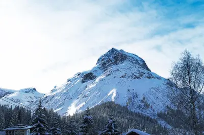 Ein allgemeiner Bergblick oder ein Berglick von des Hotels aus