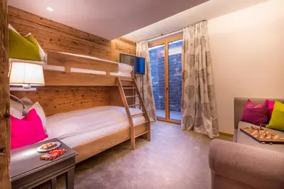 Ein Bett oder Betten in einem Zimmer der Unterkunft Circle Chalets Arlberg Ski in - Ski out