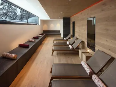 Ein Sitzbereich in der Unterkunft Cresta.Alpin.Sport.Hotel
