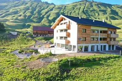 Ein allgemeiner Bergblick oder ein Berglick von des Aparthotels aus