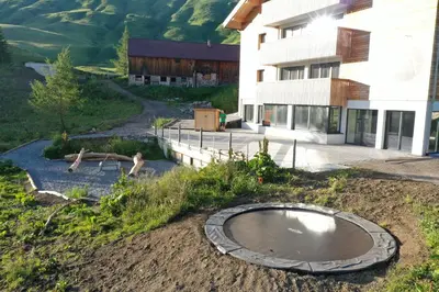 Ein Garten an der Unterkunft apart-wolf-arlberg