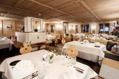 Ein Restaurant oder anderes Speiselokal in der Unterkunft Hotel Tannbergerhof im Zentrum von Lech