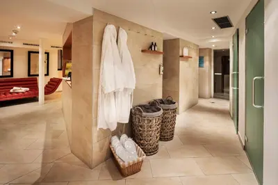 Ein Bett oder Betten in einem Zimmer der Unterkunft Hotel Tannbergerhof im Zentrum von Lech