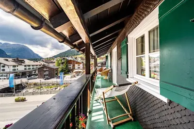 Ein allgemeiner Bergblick oder ein Berglick von des Hotels aus