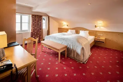 Ein Bett oder Betten in einem Zimmer der Unterkunft Hotel Tannbergerhof im Zentrum von Lech