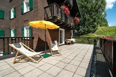 Ein Balkon oder eine Terrasse in der Unterkunft Hotel Tannbergerhof im Zentrum von Lech