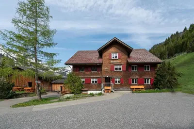 Das Gebäude in dem sich das Ferienhaus befindet