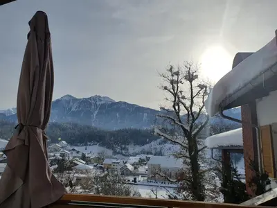 Ein allgemeiner Bergblick oder ein Berglick von des Privatzimmers aus