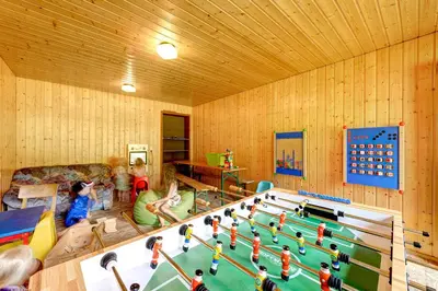 Eine Spielezimmer in der Unterkunft Mountain-Chalets Sonnenberg