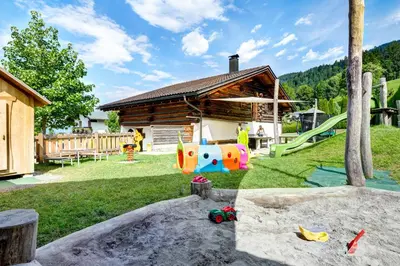 Ein allgemeiner Bergblick oder ein Berglick von des Chalets aus