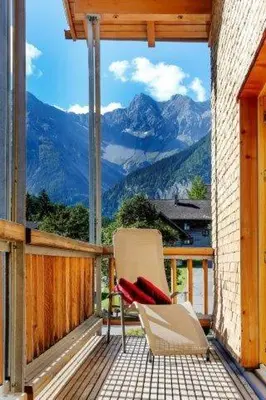 Ein allgemeiner Bergblick oder ein Berglick von des Aparthotels aus
