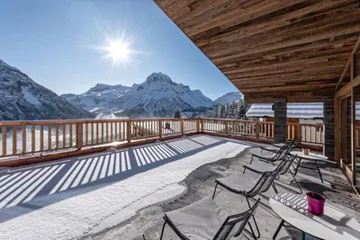 Ein allgemeiner Bergblick oder ein Berglick von des Bed & Breakfasts aus