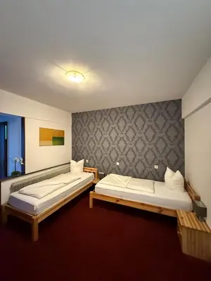 Ein Bett oder Betten in einem Zimmer der Unterkunft Hotel Pension Löwen nahe Feldkirch - günstige Zimmer für Urlauber, Firmen und Monteure