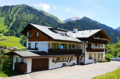 Ein allgemeiner Bergblick oder ein Berglick von der Pension aus