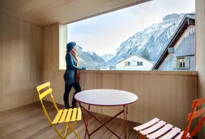Ein allgemeiner Bergblick oder ein Berglick von des Aparthotels aus