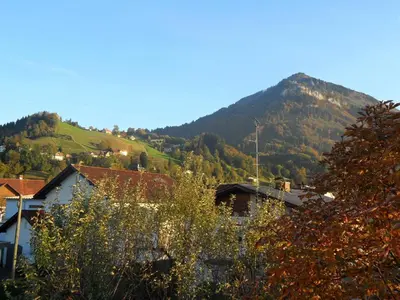 Ein allgemeiner Bergblick oder ein Berglick von der Ferienwohnung aus