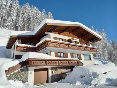 Haus Glasella im Winter