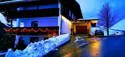Das Gebäude in dem sich das Ferienhaus befindet