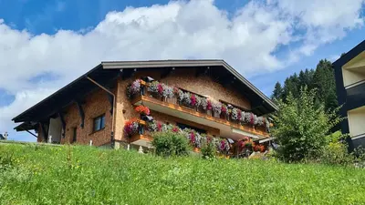 Ein Garten an der Unterkunft Haus Alpenglück