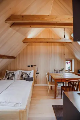 Ein Bett oder Betten in einem Zimmer der Unterkunft AUGUST Dachgeschosswohnung im jüdischen Viertel