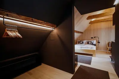 Ein Bett oder Betten in einem Zimmer der Unterkunft AUGUST Dachgeschosswohnung im jüdischen Viertel