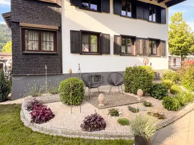 Ein Garten an der Unterkunft D`Alpenapartments Bezau