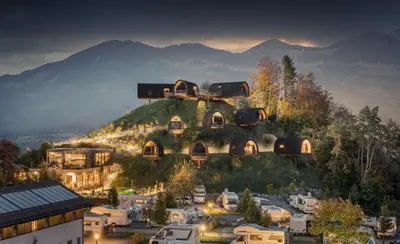 Ein allgemeiner Bergblick oder ein Berglick von der Lodge aus