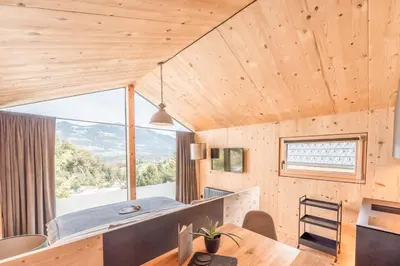 Ein allgemeiner Bergblick oder ein Berglick von der Lodge aus