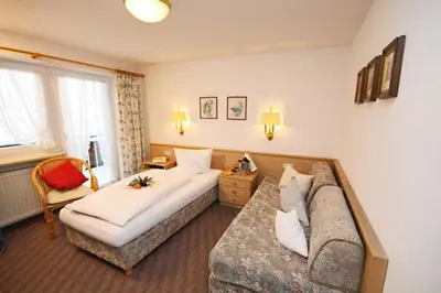 Ein Sitzbereich in der Unterkunft Hotel Adler Garni