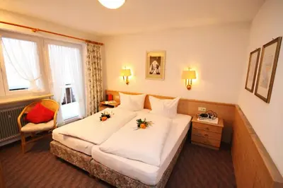Ein Bett oder Betten in einem Zimmer der Unterkunft Hotel Adler Garni