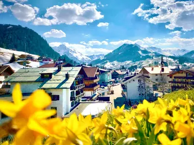 Ein allgemeiner Bergblick oder ein Berglick von der Pension aus