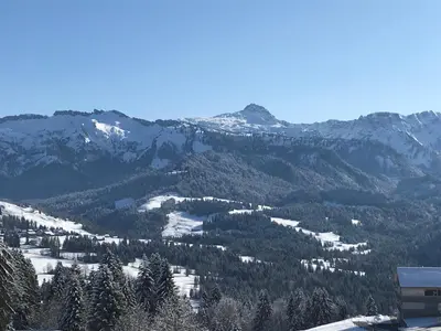 Ein allgemeiner Bergblick oder ein Berglick von der Ferienwohnung aus