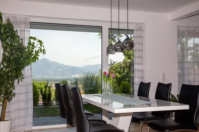 Ein allgemeiner Bergblick oder ein Berglick von der Ferienwohnung aus