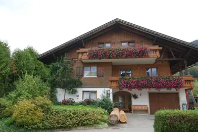 Das Gebäude in dem sich die Ferienwohnung befindet