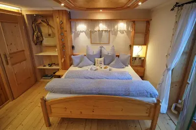 Ein Bett oder Betten in einem Zimmer der Unterkunft Biobauernhof Gehrnerhof am Arlberg