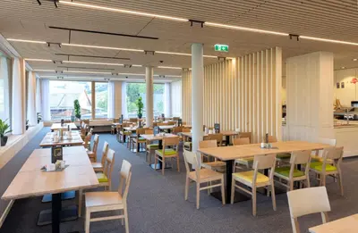 Ein Restaurant oder anderes Speiselokal in der Unterkunft JUFA Hotel Laterns - Klangholzhus