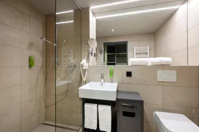 Ein Badezimmer in der Unterkunft JUFA Hotel Laterns - Klangholzhus