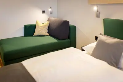 Ein Bett oder Betten in einem Zimmer der Unterkunft JUFA Hotel Laterns - Klangholzhus
