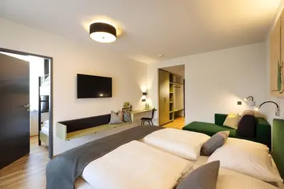 Ein Bett oder Betten in einem Zimmer der Unterkunft JUFA Hotel Laterns - Klangholzhus