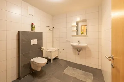 Ein Badezimmer in der Unterkunft Rosenhaus 1