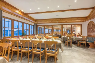 Ein Restaurant oder anderes Speiselokal in der Unterkunft IFA Alpenrose Hotel Kleinwalsertal